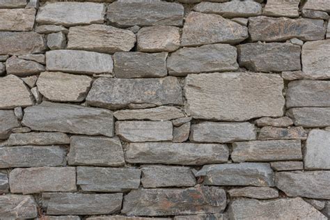 Różnorodność form kamienia naturalnego wykorzystywanego w budownictwie