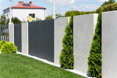 Nowoczesne ogrodzenie z kamienia dekoracyjnego i metalowych elementów