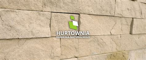 Fragment ogrodzenia z imitacji kamienia ozdobnego