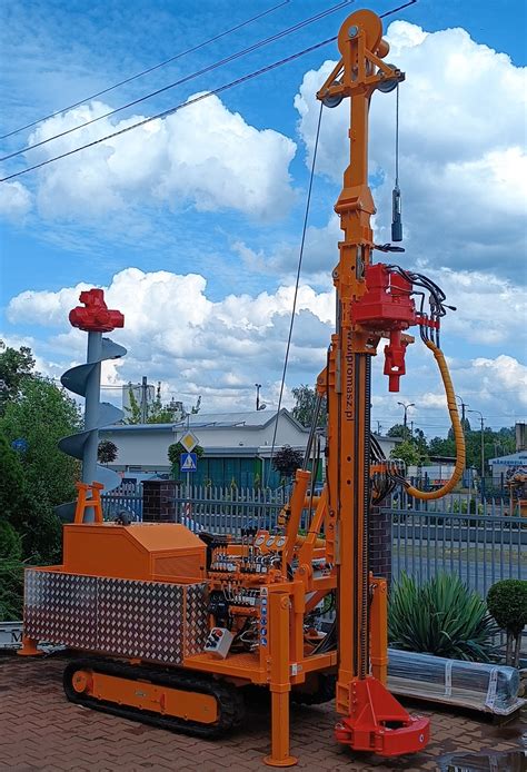 Wiertnica geotechniczna wykonująca odwierty gruntowe