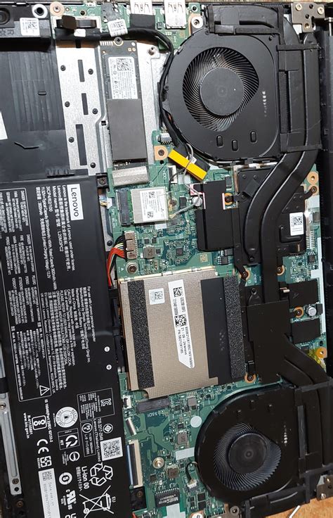 Wnętrze laptopa z widocznym wentylatorem i radiatorami