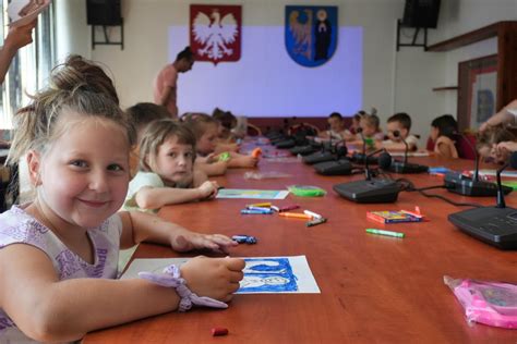 Dzieci kolorujące dużą podłogową kolorowankę