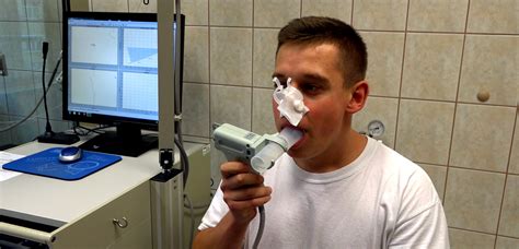 Pacjent wykonujący badanie spirometryczne