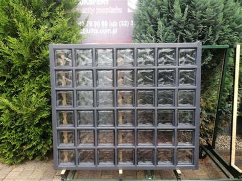 Pustaki szklane tworzące ścianę działową z naturalnym światłem