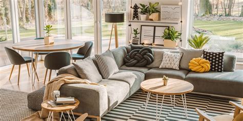 Salon w stylu skandynawskim z jasnymi meblami i drewnianymi elementami