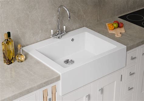 zbliżenie na teksturę zlewu ceramicznego
