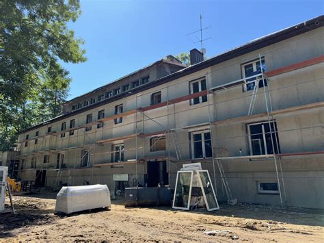Przedstawienie starszego budynku mieszkalnego wymagającego termomodernizacji