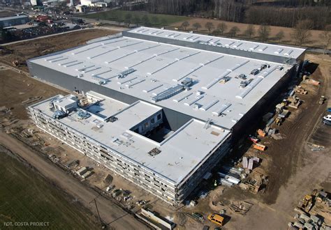 Przemysłowy zakład produkcyjny z systemem wentylacji