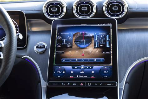 Podświetlane kratki wentylacyjne imitujące design Mercedesa