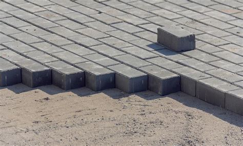 Proces układania kostki brukowej