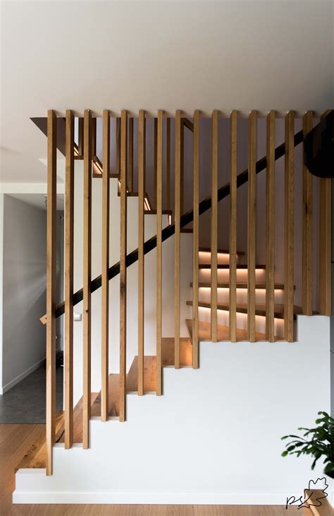drewniana balustrada przy schodach