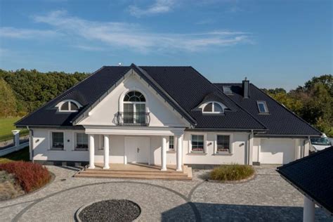 Tradycyjny dom z dachem pokrytym dachówką ceramiczną