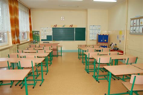 Nowoczesna sala lekcyjna w szkole podstawowej
