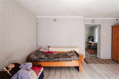 Pokój przed remontem, pokazujący jego poprzedni stan jako wspólnej przestrzeni dla dwóch sióstr.