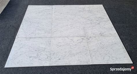 Zbliżenie na strukturę marmuru Carrara z widocznymi żyłkami