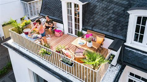 balkon z rozwieszonym praniem