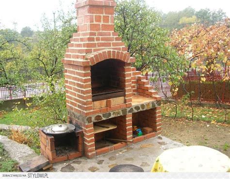 Grill z czerwonej cegły w ogrodzie