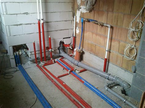 instalacja wodno-kanalizacyjna w trakcie budowy