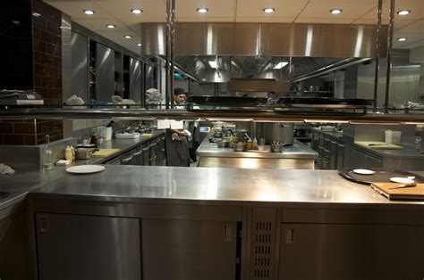 Wnętrze profesjonalnej zmywalni restauracyjnej