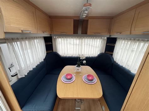 Wnętrze KNAUS AZUR 580 z widokiem na część dzienną i sypialną