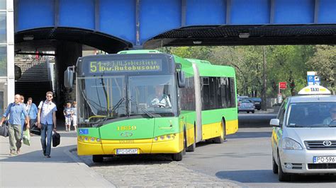 Autobus nocą w mieście