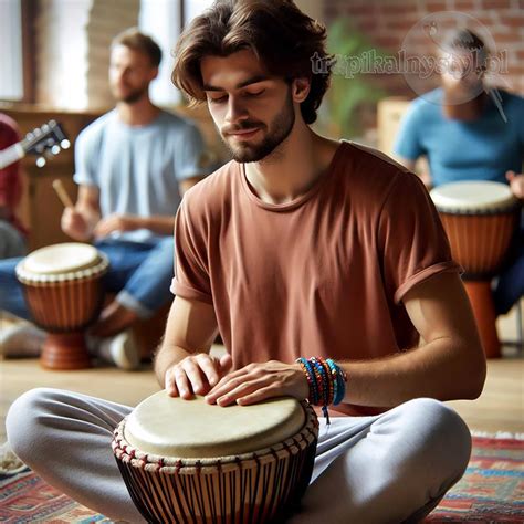 Ręce grające na bębnie djembe