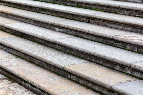 Detale kamiennej okładziny schodowej