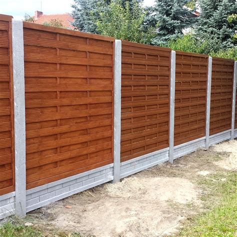 Połączenie gabionów z drewnianymi elementami ogrodzenia