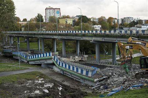 Zdjęcie zniszczonego wiaduktu po zawaleniu