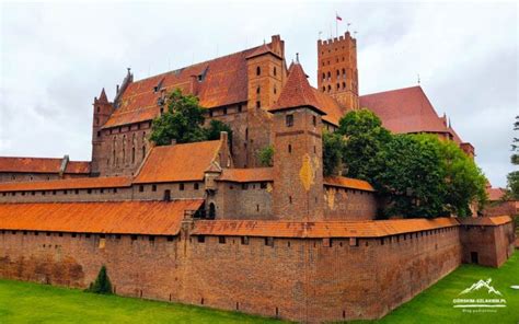 Fragment elewacji zamku w Malborku z widocznymi dekoracjami ceglanymi