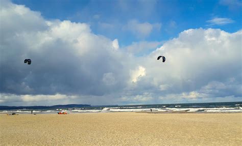 Rury na plaży w Brzeźnie podczas prac refulacyjnych