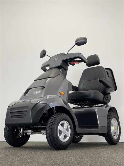 Skuter elektryczny TGA Breeze S4 na tle krajobrazu