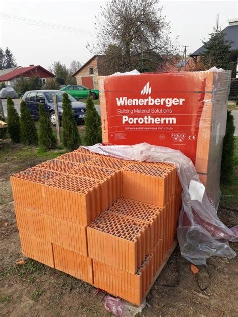 Pustaki ceramiczne Porotherm ułożone na palecie