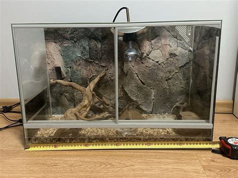 Schematyczny przekrój terrarium z zaznaczoną matą grzewczą pod dnem