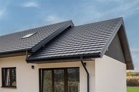Dach pokryty blachodachówką z połyskiem