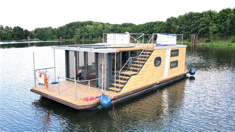 Nowoczesny houseboat na kanale