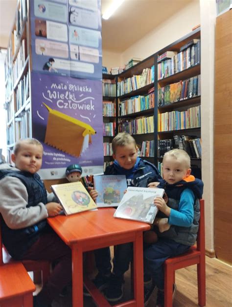 Młodzi czytelnicy wybierający książki