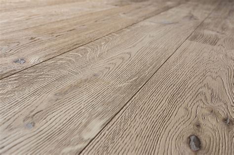 Dębowa podłoga w jasnym, transparentnym wykończeniu