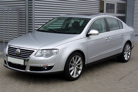 Volkswagen Passat B6 z otwartymi drzwiami
