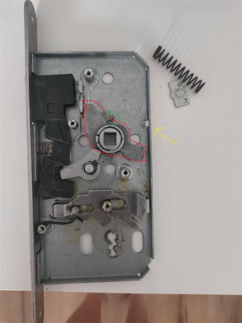 Rozłożony mechanizm zamka samochodowego