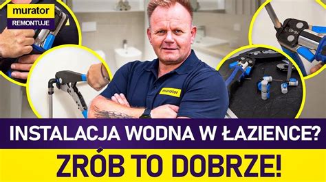 hydraulik wykonujący instalację wodną w łazience