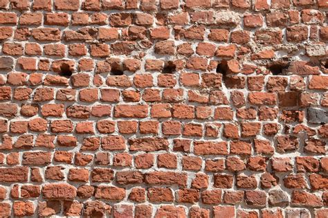Tradycyjna ceglana ściana na Mazurach