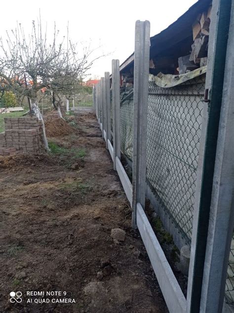 Wytyczanie linii ogrodzenia za pomocą sznurka