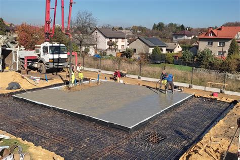 Wyłożony folią budowlaną wykop pod ławę fundamentową