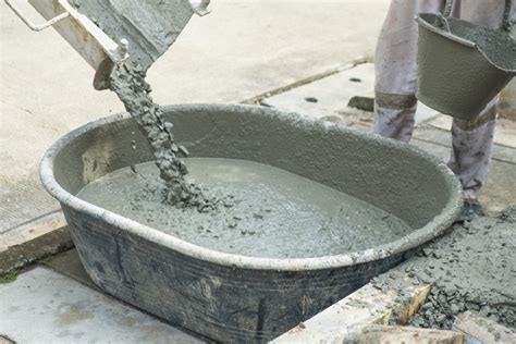 Beton wylewany z gruszki do wykopu fundamentowego