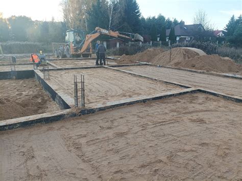 Polewanie świeżo wylanych ław fundamentowych wodą