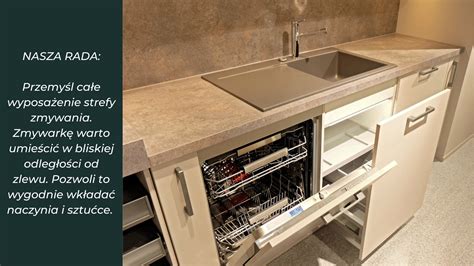 Zdjęcie wnętrza szafki pod zlewozmywakiem z zainstalowanym syfonem Space-Saver, ukazujące znaczną ilość wolnego miejsca